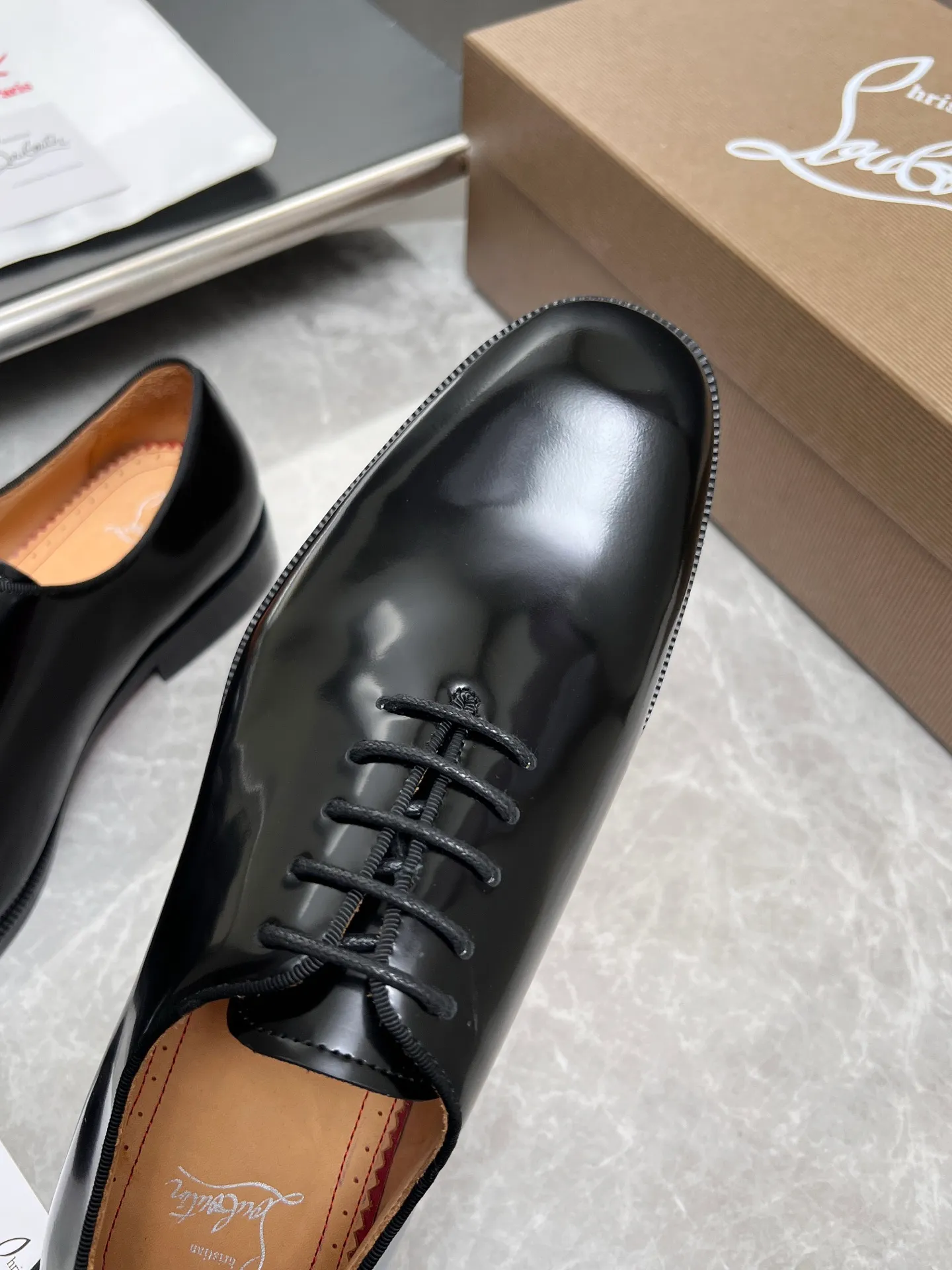 [CL red sole] Top P: 900💰 Number of yards: 39~44 (38.4546. Customized, non-refundable) CL new men's formal shoes Loaf leather shoes Christia* Loubouti* red sole shoes The red sole is luxurious and elegant, reshaping the style boundary of casual formal wear. It is extremely innovative in material selection, and creates a rich visual and tactile experience through the collision of different materials! Made of top-grade calfskin/glossy patent leather/spliced ​​technical fabric in contrasting colors. The upper is stitched by hand with fine and even stitching. It is based on the square-toe loafer shoe shape, with neat and elegant lines, which fits the toughness of men's wear. The upper is embellished with metal rivets, injecting individual details into classic loafers, breaking the mediocrity of casual shoes, and giving a concrete expression of "low-key luxury". From the original color/red cowhide lining inside the shoe to the instantly recognizable red sole, the "red sole" is not only the brand's visual identity, but also a "luxury codeword" when walking. The red sole exposed inadvertently conveys taste and identity instantly. From the innovative splicing of materials, to the personalized fusion of design, to the ingenious inheritance of craftsmanship, the Christian Louboutin men's loafer series is not only a pair of casual shoes, but also a "yuppie style" dressing weapon for men. Whether it is a casual business meeting or a casual look for daily travel, it can help you become a unique and stylish man in every occasion with its "red Loaf" attitude.